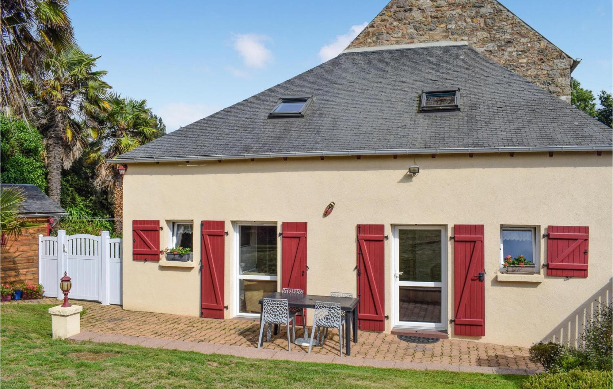 3 Bedroom Awesome Home In Lézardrieux Esterno foto
